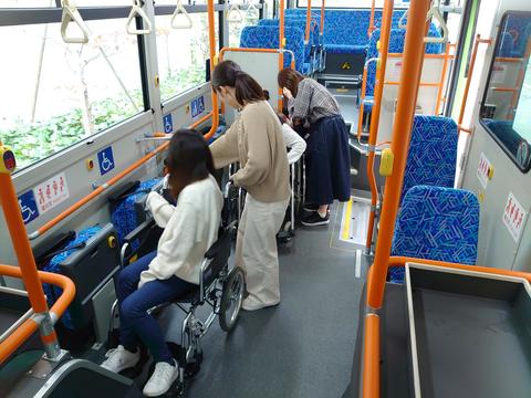 バスには車いすを固定するベルトがあることを知りました。.JPG