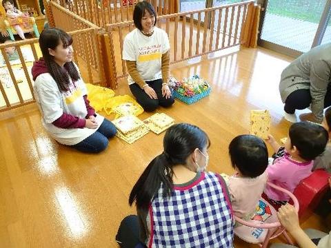 プレゼントを受け取る子どもたち