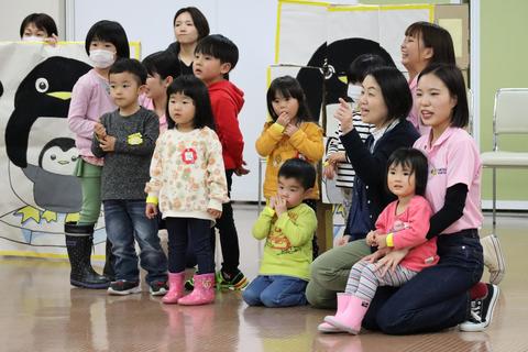 他のチームを見守る子どもたち