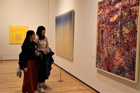 デュビュッフェの作品を鑑賞、子どもの絵に通じるものを感じます。奥には李 禹煥の作品