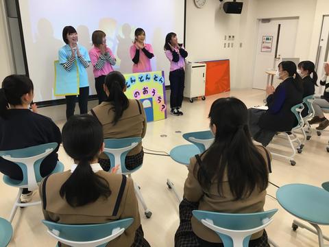 在学生による大型絵本の上演