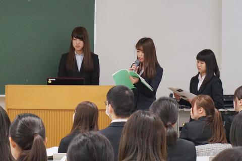 緊張の面持ちで発表する学生（昨年度）