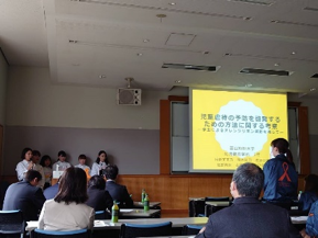 抽選で2番を引き、発表する学生、質問を受けました