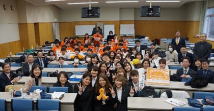 参加校と審査員の先生方で交流を深め、集合写真