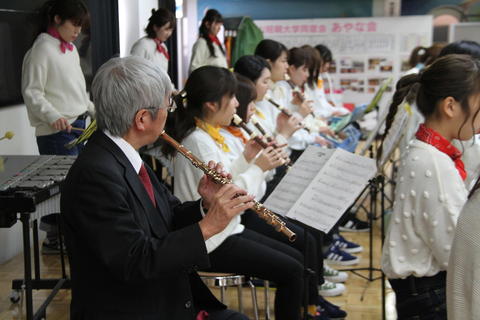 合奏指導の堀江教授はフルートを演奏しています
