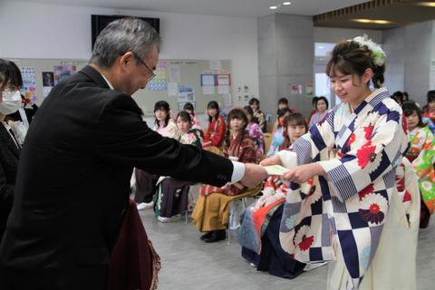 学科長から一人ずつ卒業証書を受け取りました