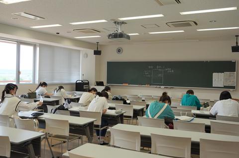 ゆったりした座席配置で授業に臨む学生