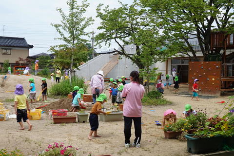 久しぶりの晴れ間に園庭に出て外遊びを楽しむ園児たち