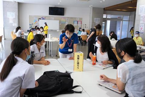 教員の話を熱心に聞く保護者や高校生