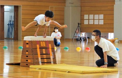 跳び箱に挑戦する園児を間近で見守ります