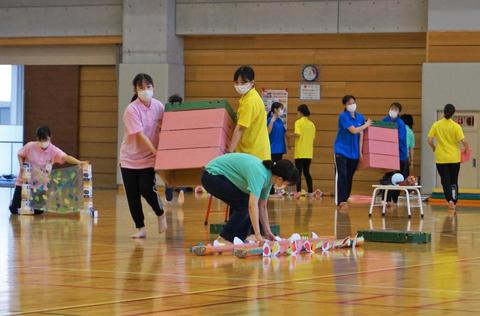 実習の一環で用具を運ぶ学生