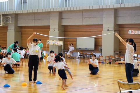 かけっこのゴール付近で園児を応援