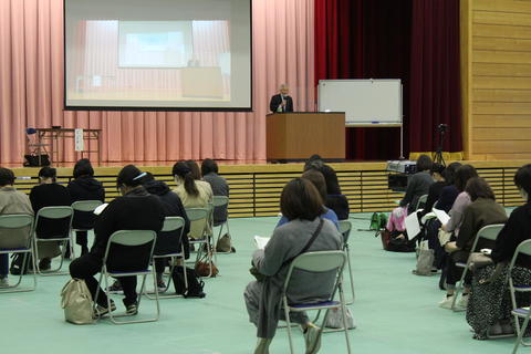 コロナにも配慮し、学科、専攻科および研究生の保護者全員に向けて、講演をオンラインで同時配信しました