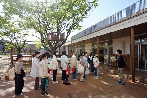 園庭から室内へ入る動線を確認