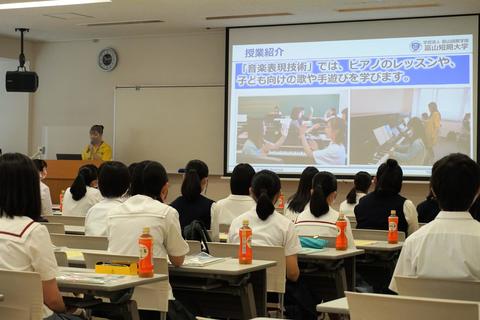 在学生が学生生活についてお話しします