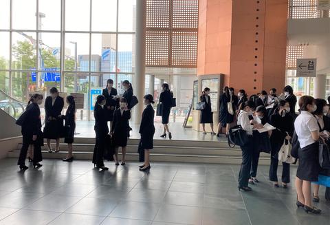  富山国際会議場には就活生が続々と集まってきました