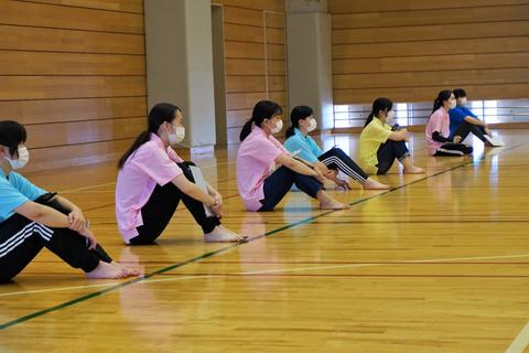 園児と距離をとって観察する学生