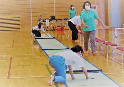 保護者席の消毒をする学生