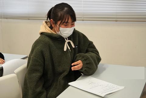 積極的に意見を述べる学生