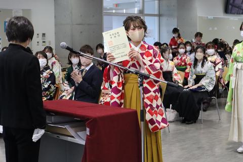 保護者控室へのライブ配信カメラに向かって