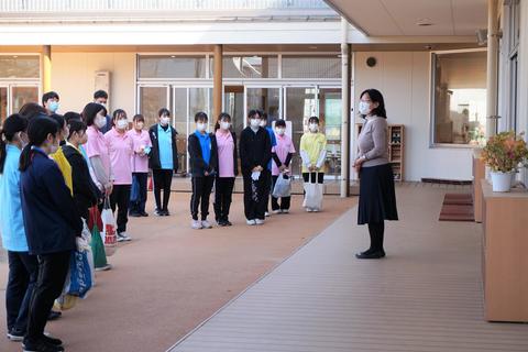 園長先生から今日の実習の意義について聞く学生たち