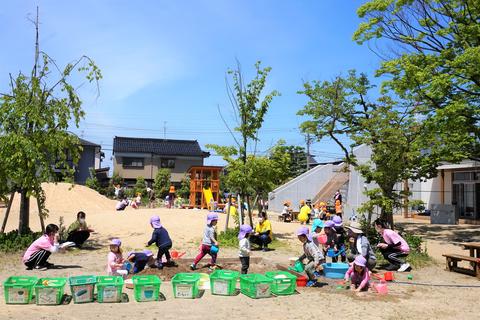 すがすがしい晴天の下、園児の元気な声が響いています