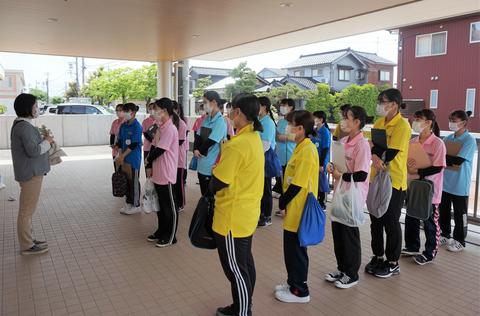 初めての実習で緊張気味の学生たち