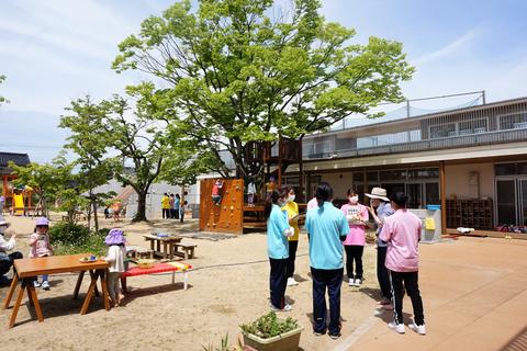 担任保育者から今日の保育のねらいを聞きます