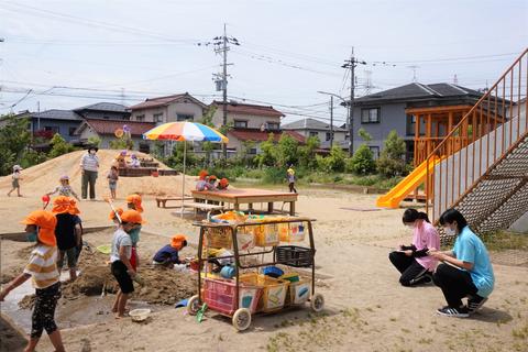 園児との距離を保ちながら観察記録をとっています