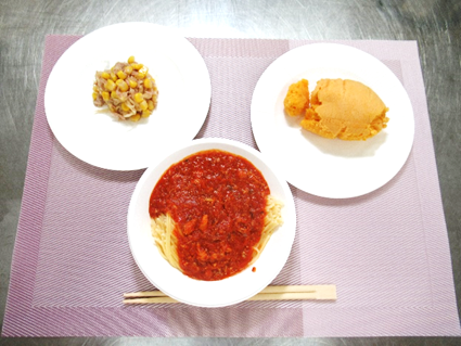 ⑤左上から：切り干し大根とコーンのサラダ、サバトマトパスタ、蒸しパン.png