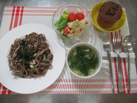 ③左から：そばで作る明太子クリームパスタ、ポテトサラダ、水菜とカブのスープ、ココアカップケーキ.png