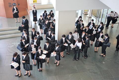 富山国際会議場には就活生が続々と集まってきました