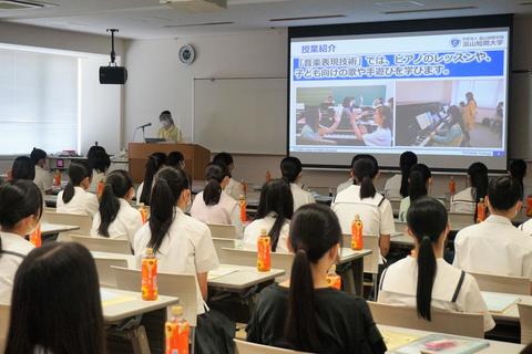 在学生が学生生活についてお話しします