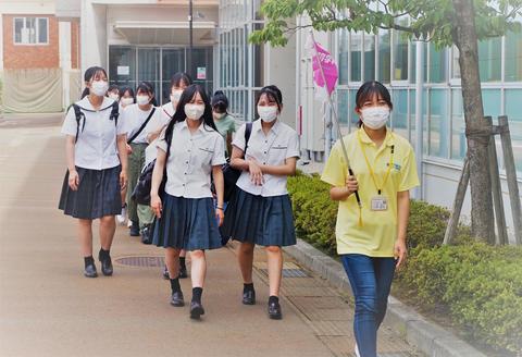 キャンパス内の付属みどり野幼稚園までご案内します