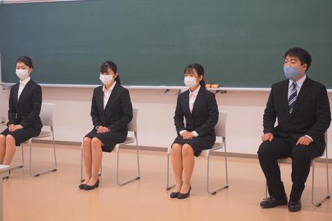 他の人が話している間も常に見られていることを意識しよう