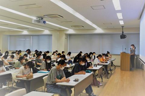 メモをとりながら先輩の話を聞く学生たち