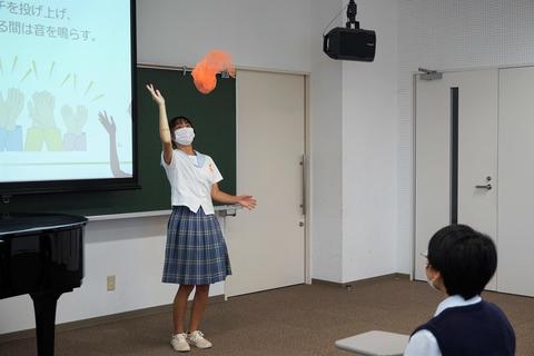 保育者役になって子どもの興味をひきつける方法を体験