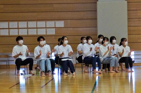 手拍子で後方から応援する学生たち