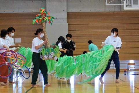 次のプログラムに必要な用具を学生同士で協力して運びます