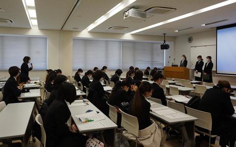 フロアの学生から発表者に質問