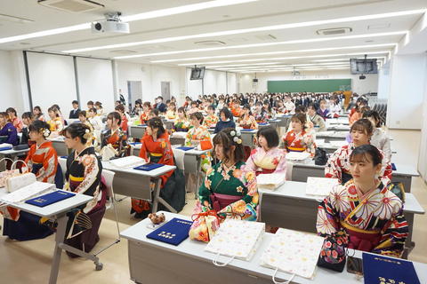 学科長の祝辞を聞く卒業生