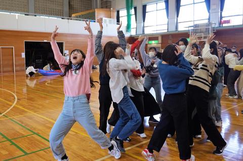 チームが勝利して全身で喜ぶ学生