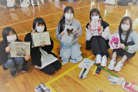 ビンゴ大会1位の景品は実習で使えるエプロンです