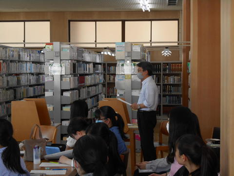 図書館20230515 絵本講座06 四杉先生挨拶.JPG