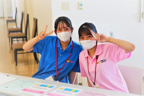 1年生の学生スタッフが笑顔でお出迎え