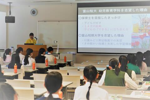 在学生が実習や授業について紹介します