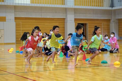 年長組のリレーを見守る実習生