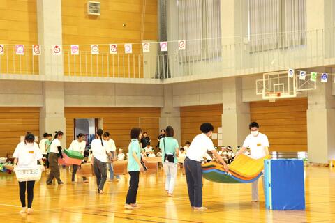 次のプログラムに必要な用具を学生同士で協力して運びます