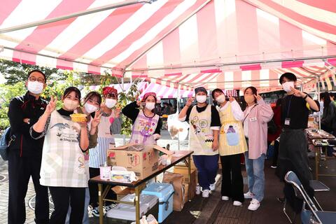 2年塩見ゼミ　「フルーツポンチ」開店準備中