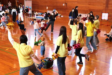 ダンスコーナー　「キラキラポンポンを持って一緒に踊ろう！」